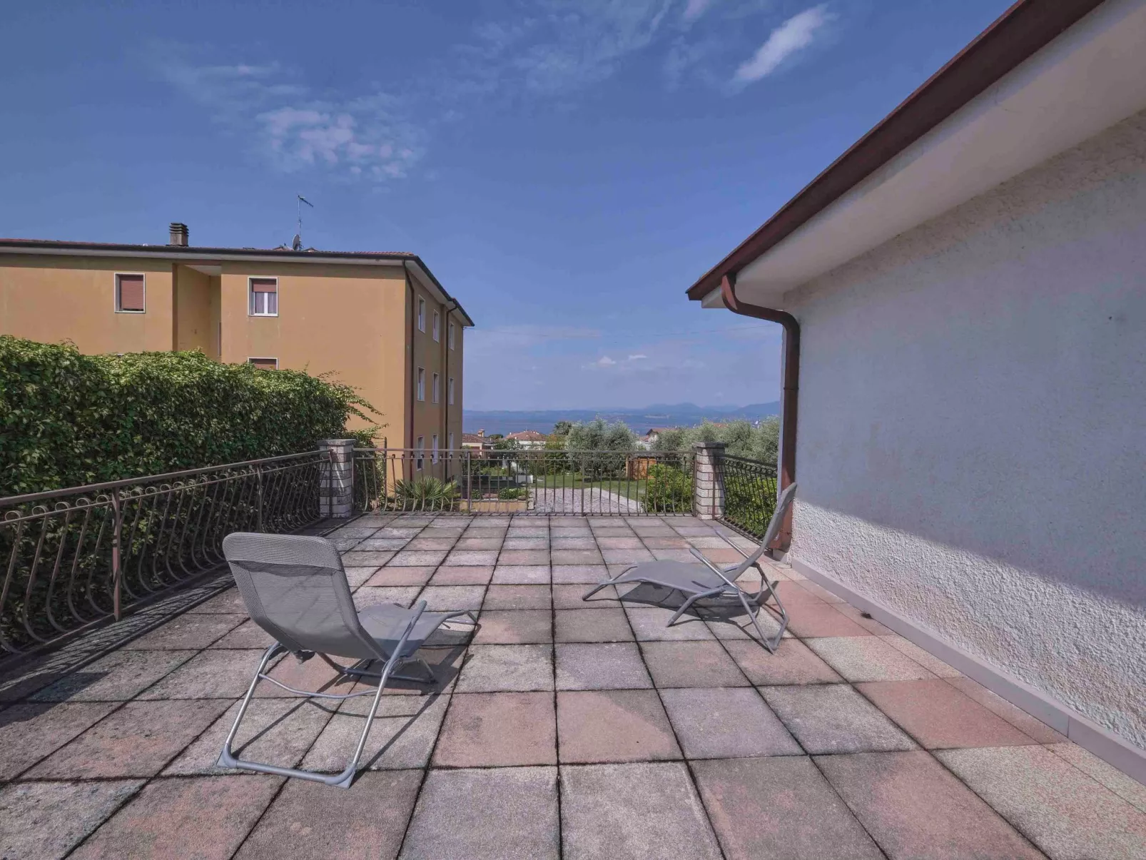 Mit Seeblick und privatem Garten-Outside