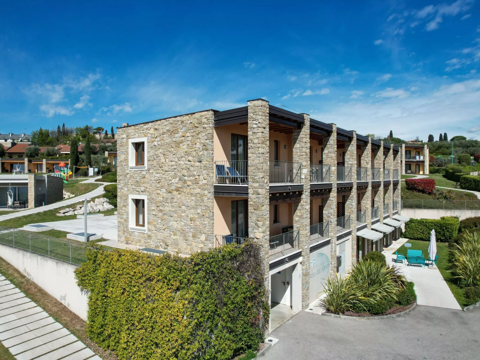 Wohnung mit Balkon, Schwimmbad und Seeblick-Outside