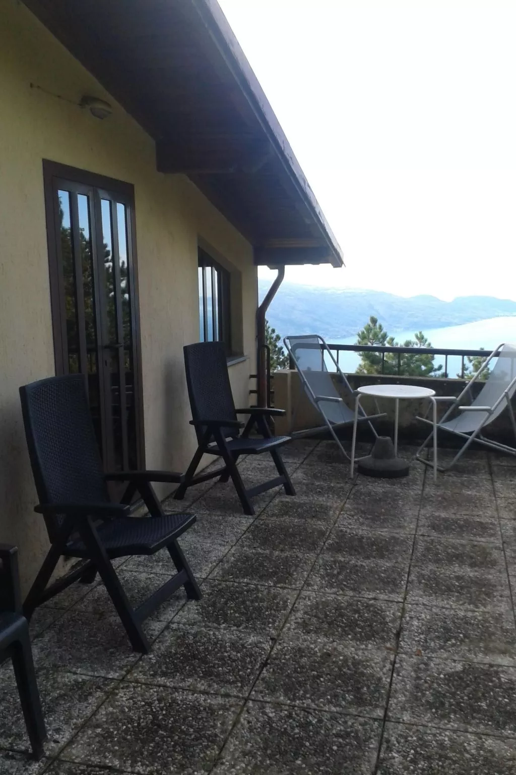 Wohnung mit Terrasse mit Blick auf den Gardasee-Outside
