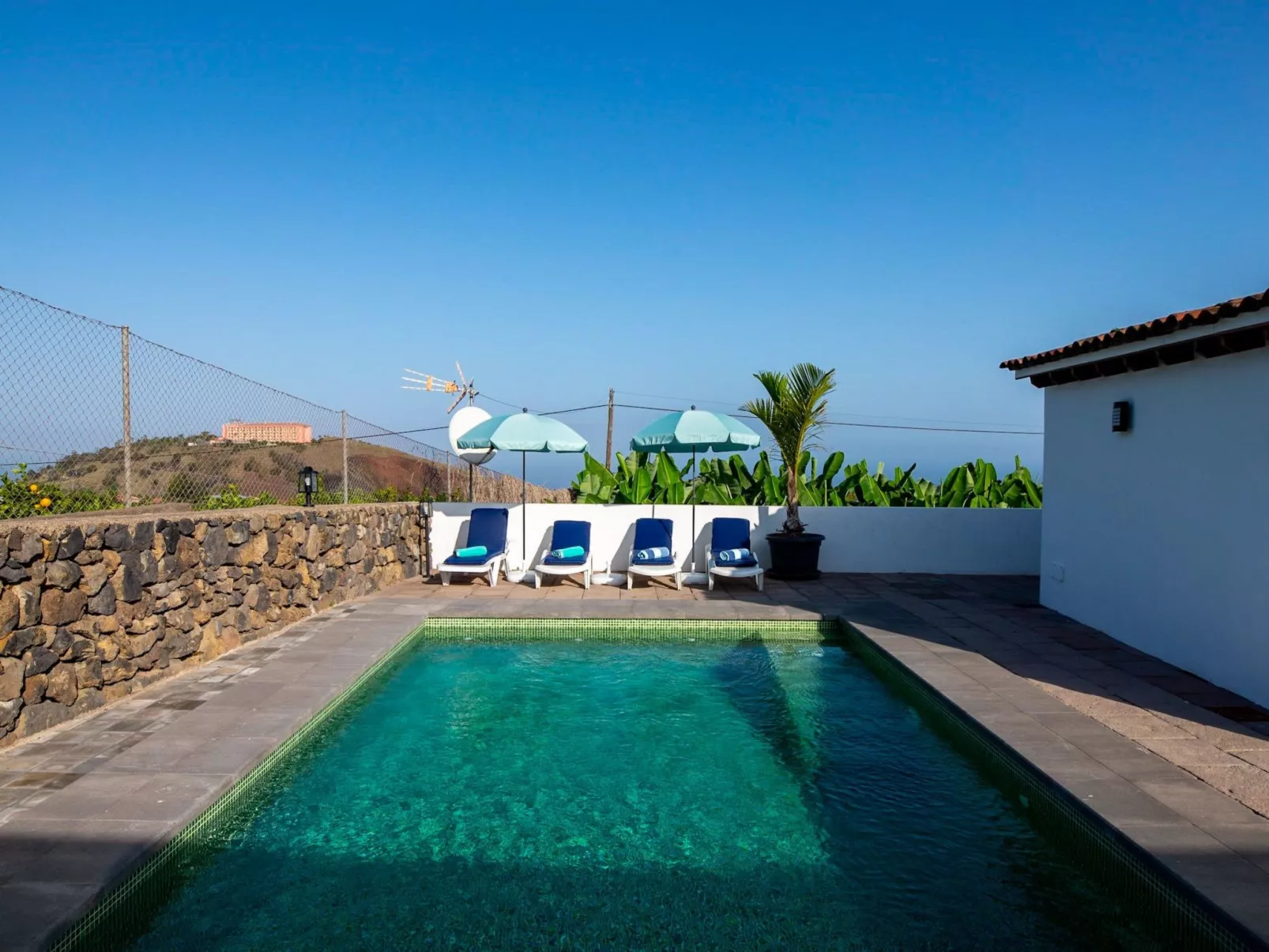 Cruz de los Martillos-Outside