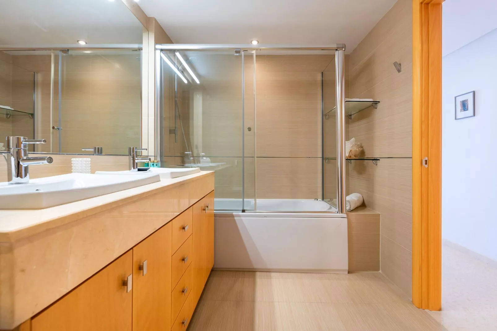 La Zenaida IV-Bathroom