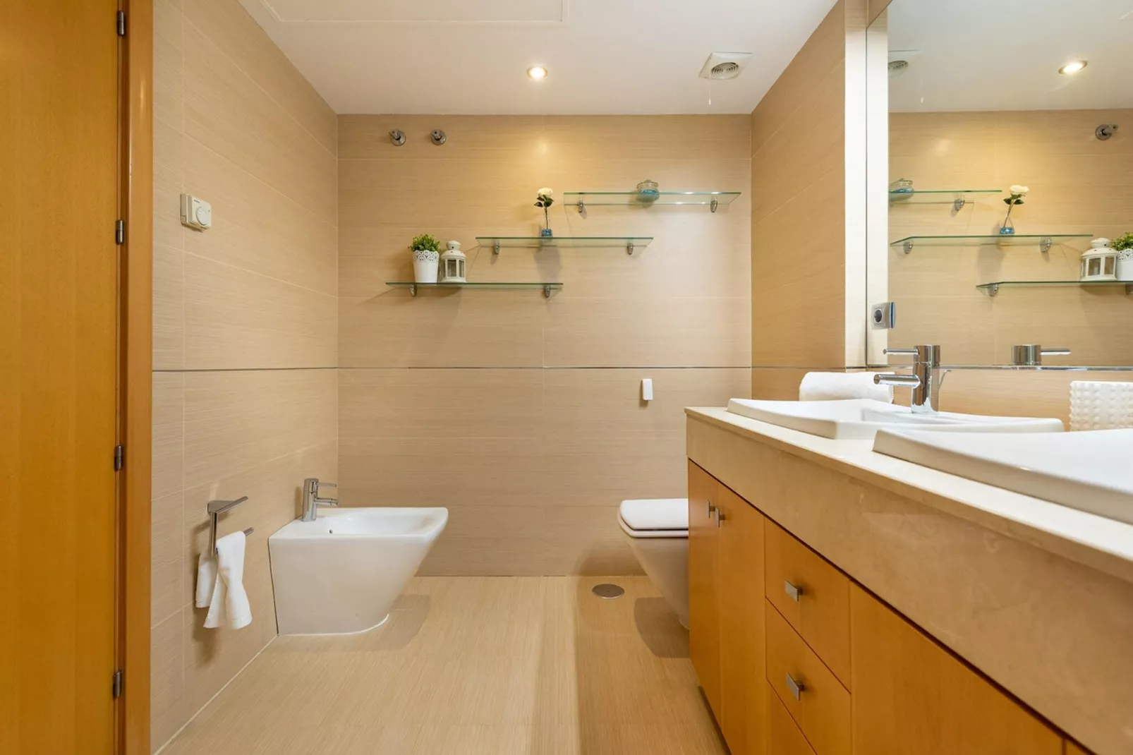 La Zenaida IV-Bathroom