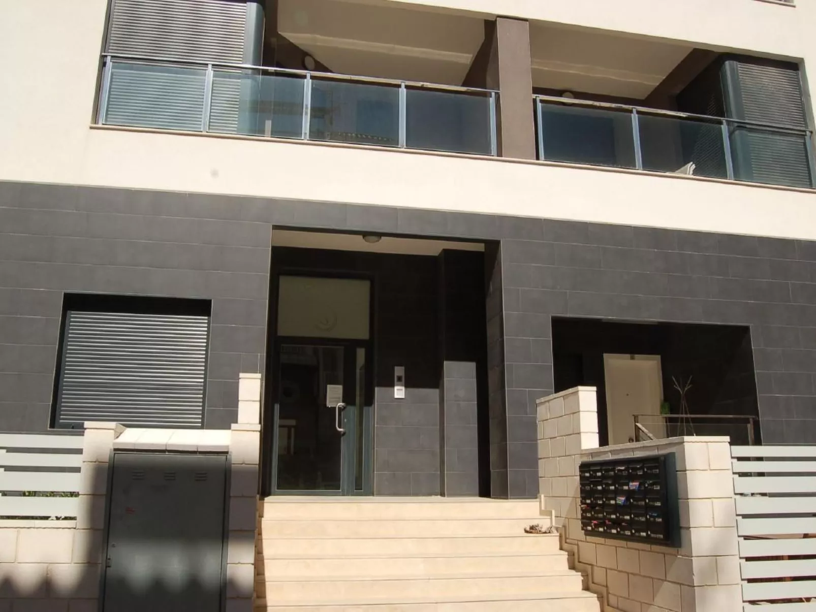 "Pinada Beach" mit Schwimmbad