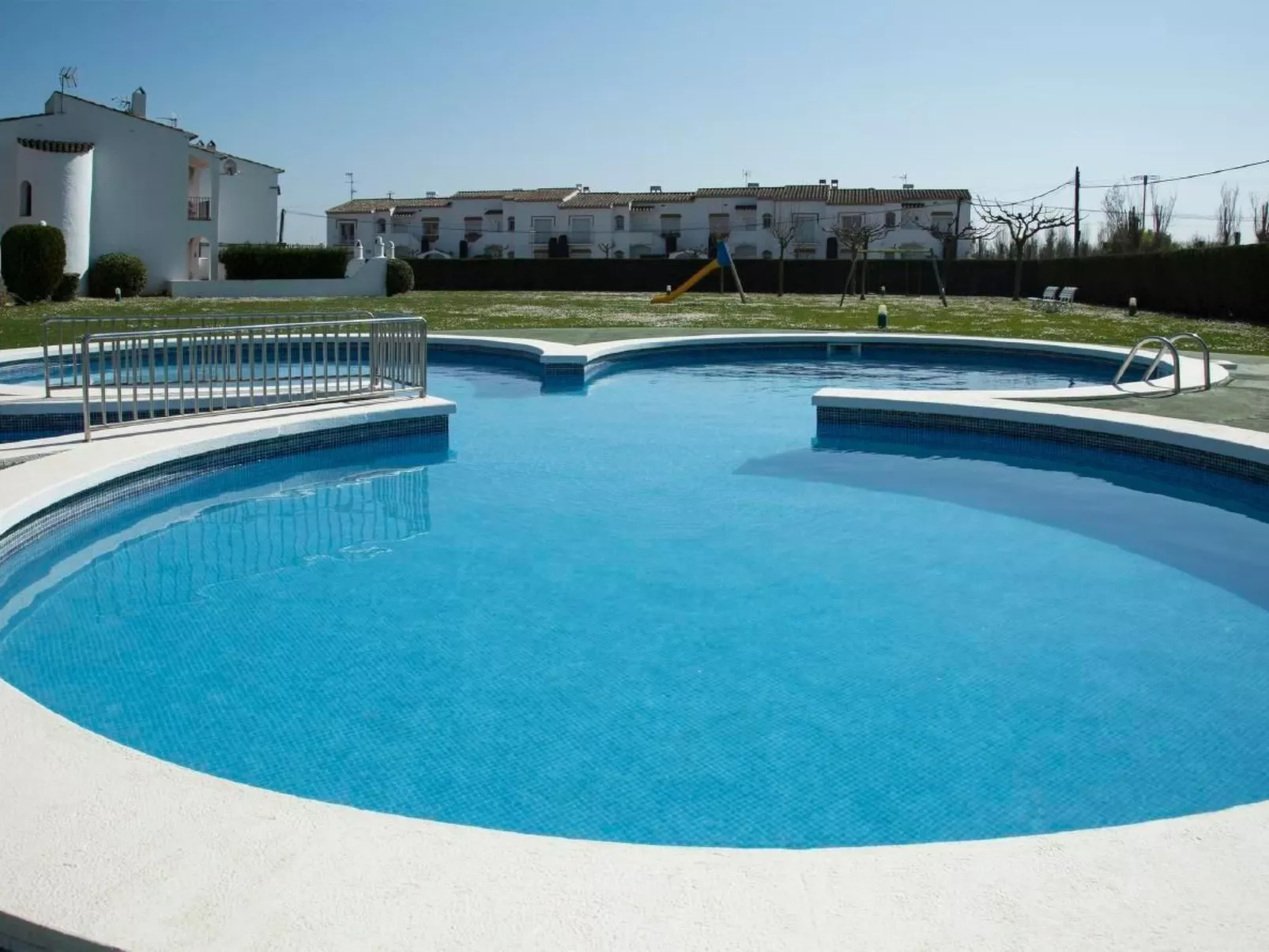 Casa Fluvià mit Gemeinschaftspool-Draußen