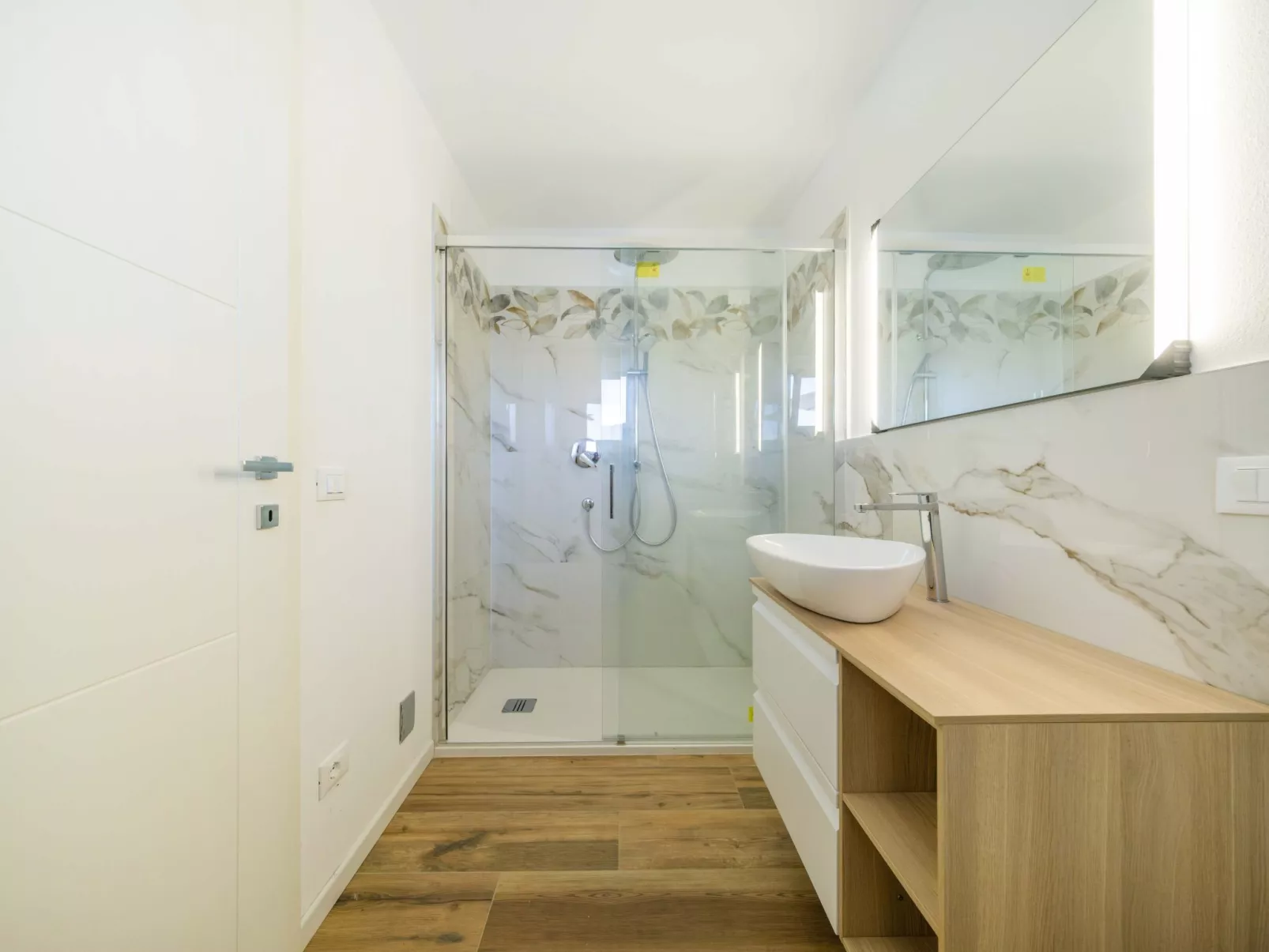 Privater Pool und herrlicher Seeblick-Drinnen