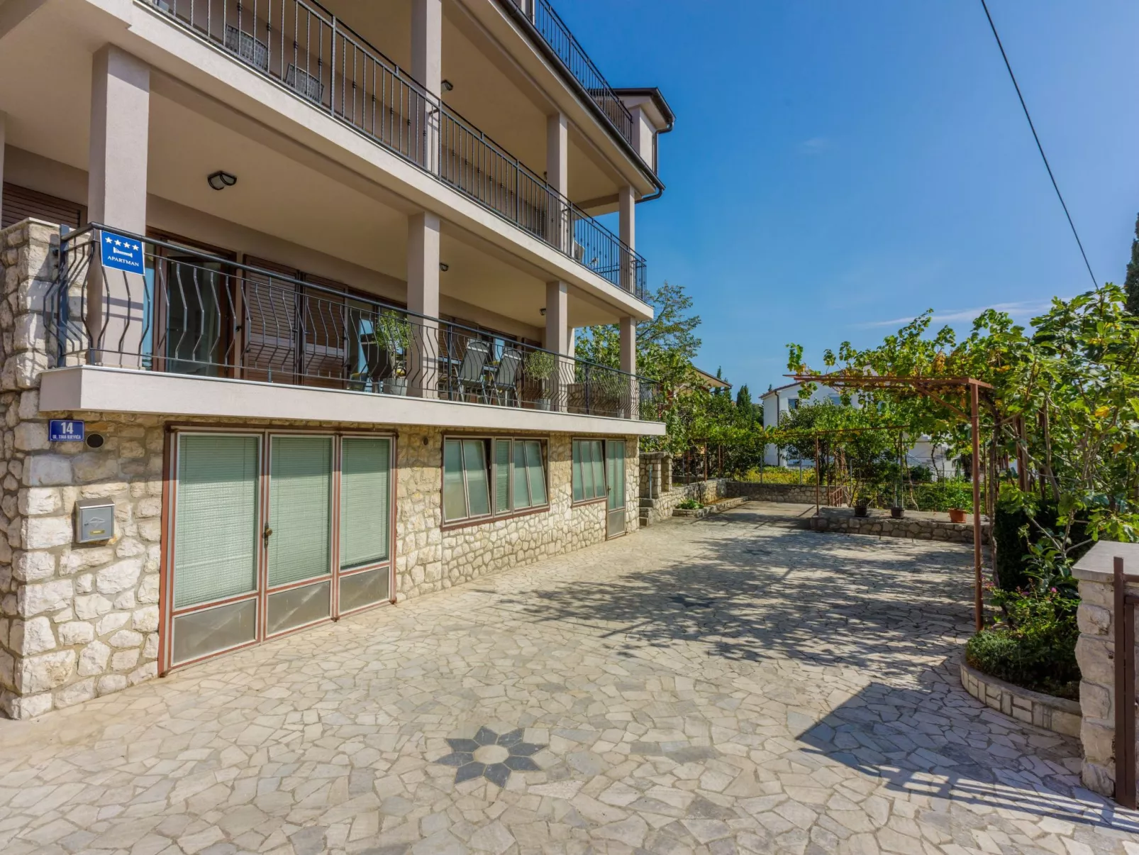 Wohnung im Erdgeschoss mit Terrasse-Draußen