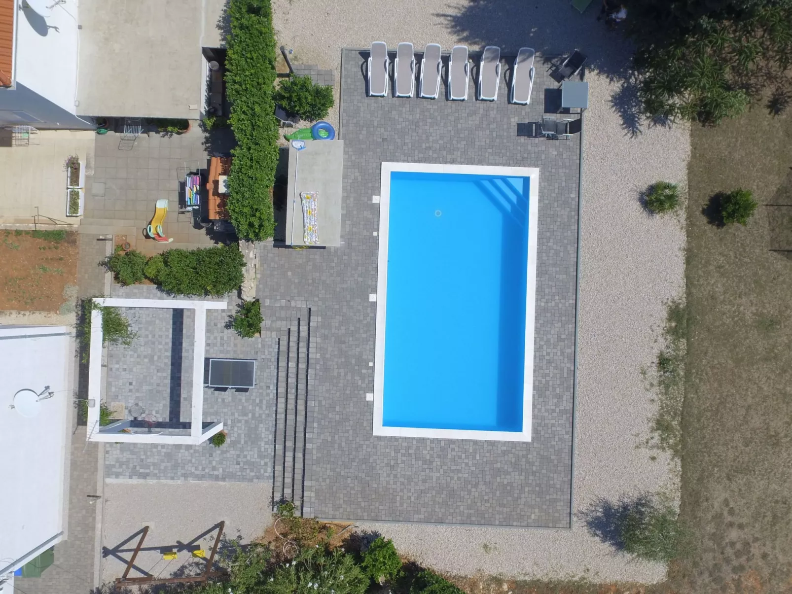 Mit Blick auf das Wasser-Inside