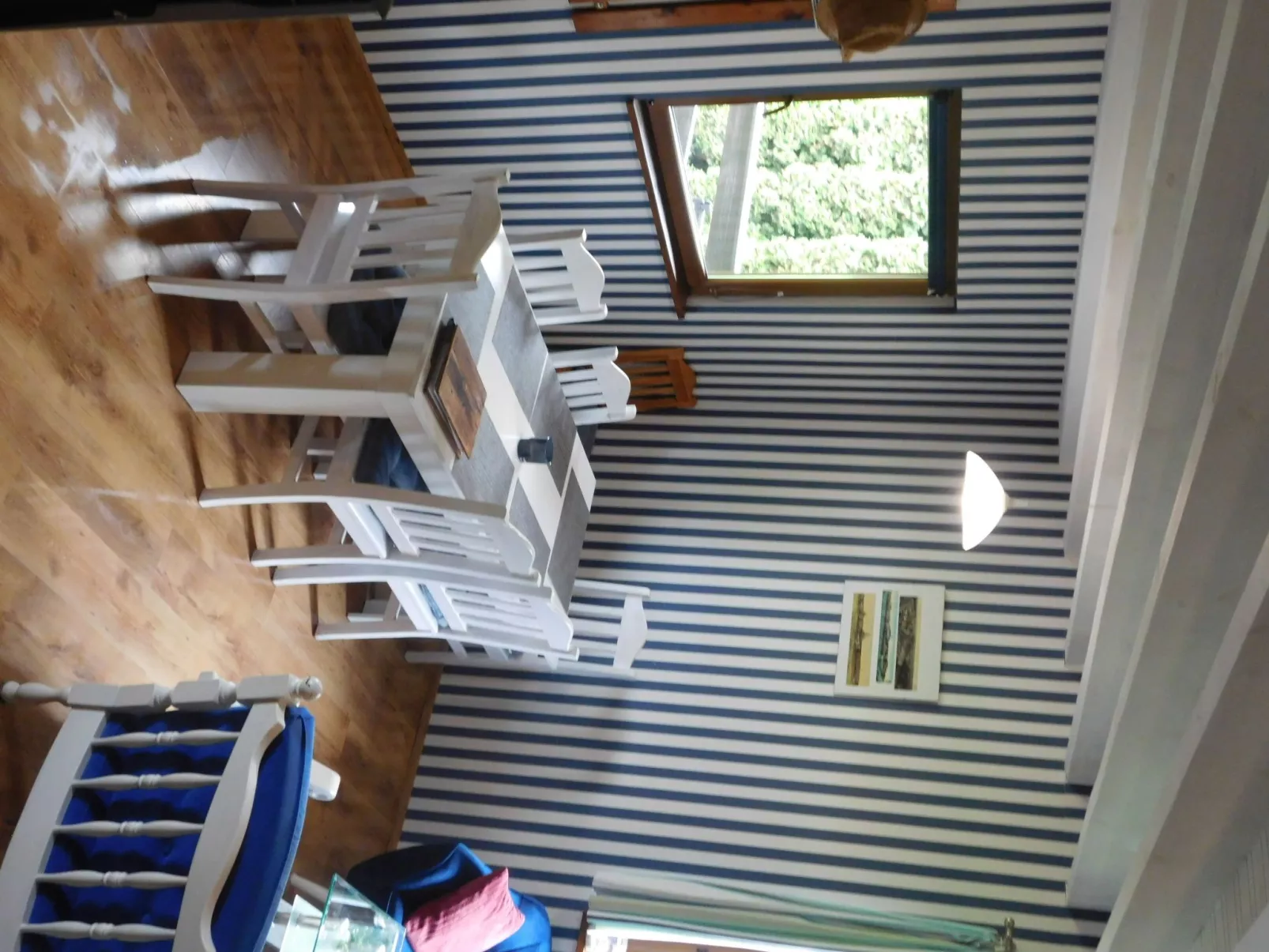 Auf einer Insel-Drinnen