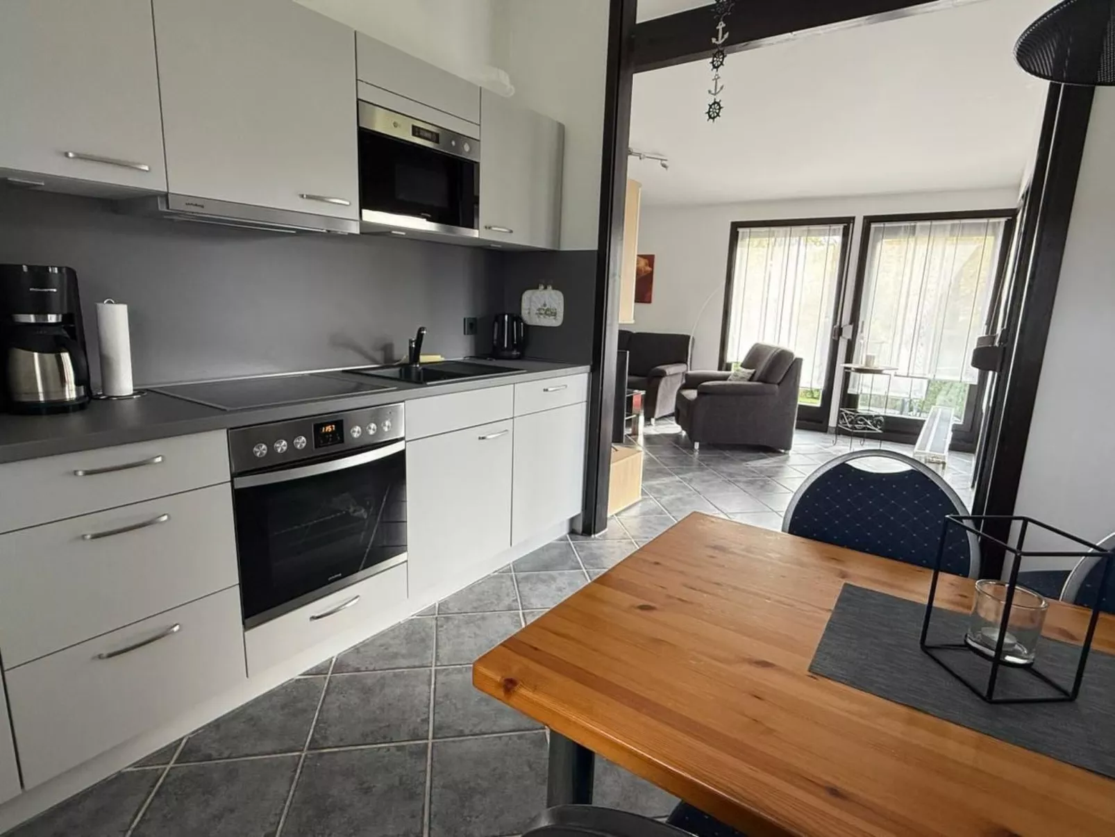 In Burhave mit Terrasse und Grill-Drinnen