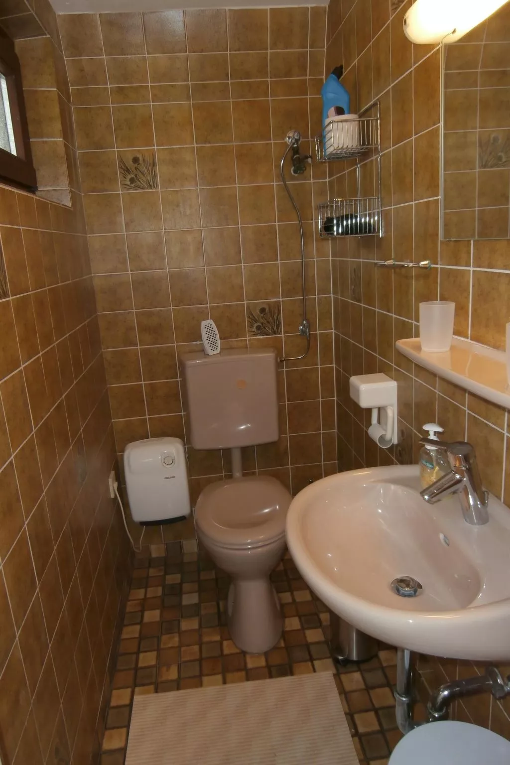 Uriges Ferienhaus mit Garten und Grill-Drinnen