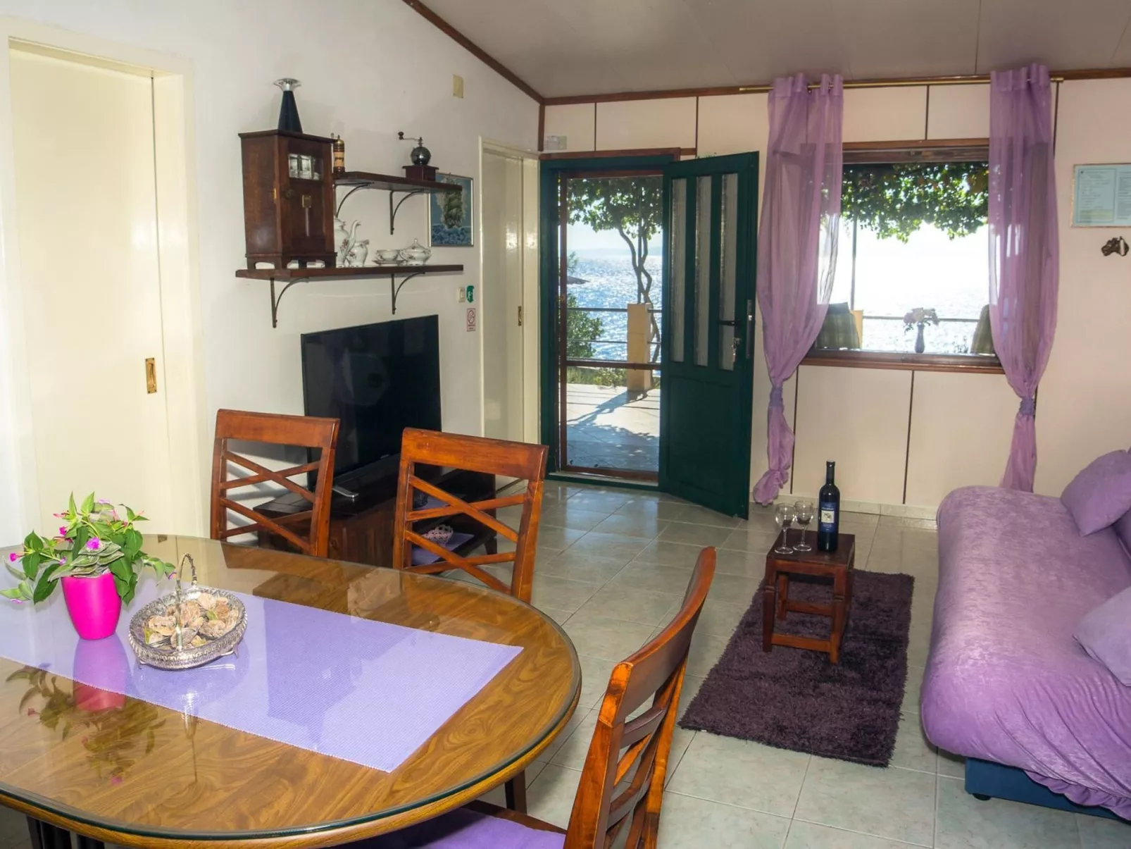 "Mirta" direkt am Strand-Drinnen