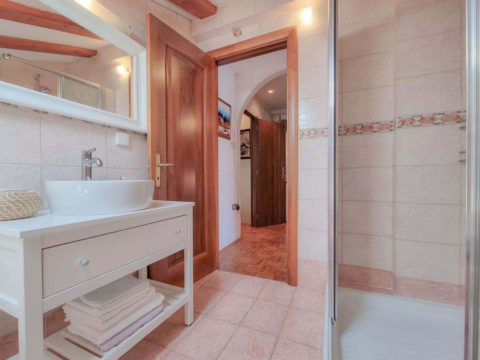 "Nina" mit Blick auf das Wasser-Inside