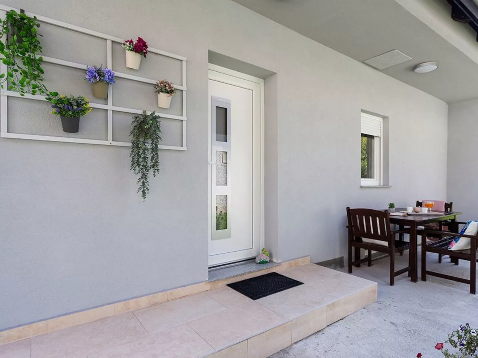 Anna in Lokve-Dehors