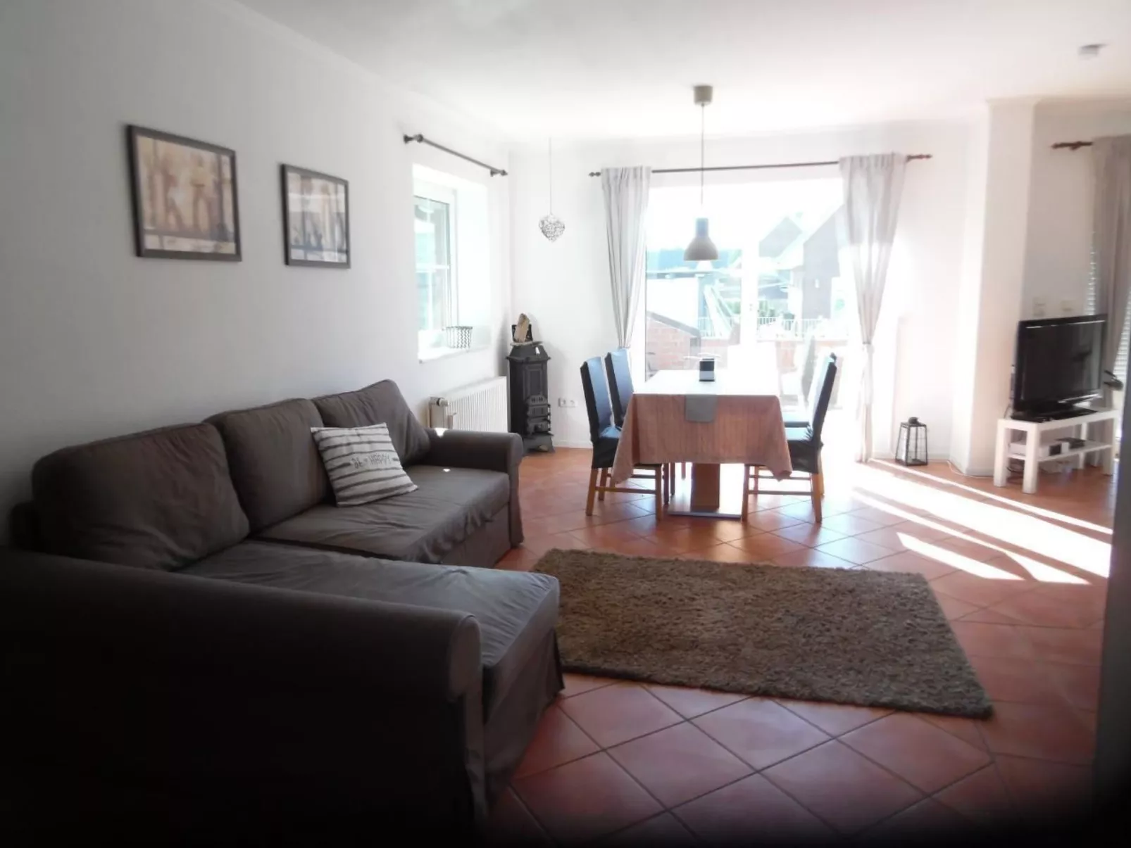 Mit Garten und Stellplatz-Dedans