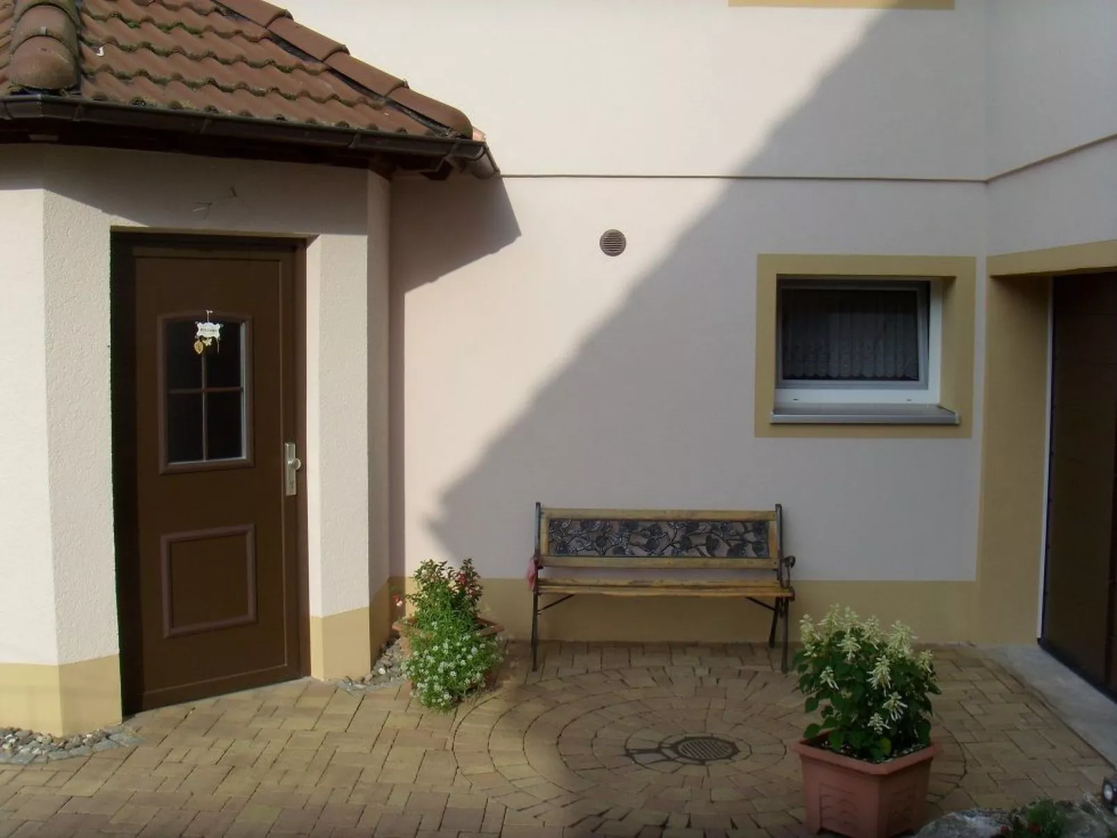 Mit Blick zur Wallfahrtskirche