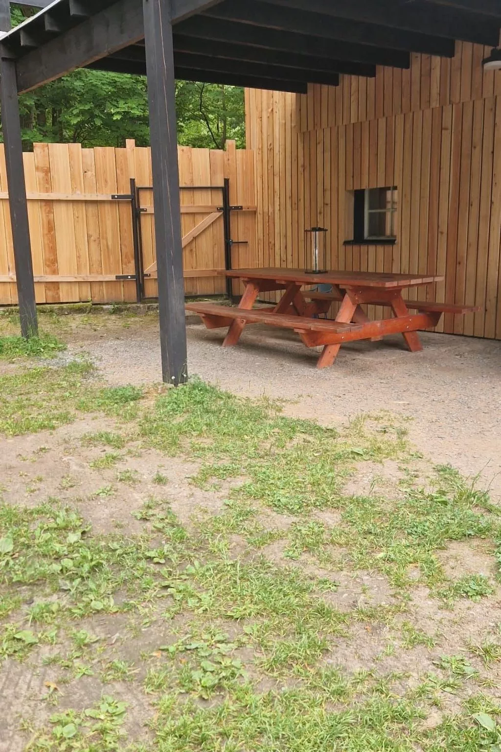 Traditionelles Haus, umgeben von Wäldern in Ralsko-Outside