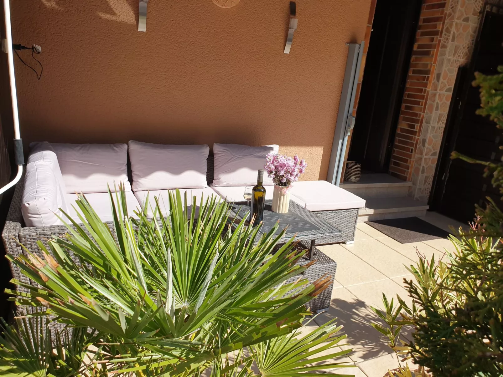 Mit Blick auf das Wasser-Dedans