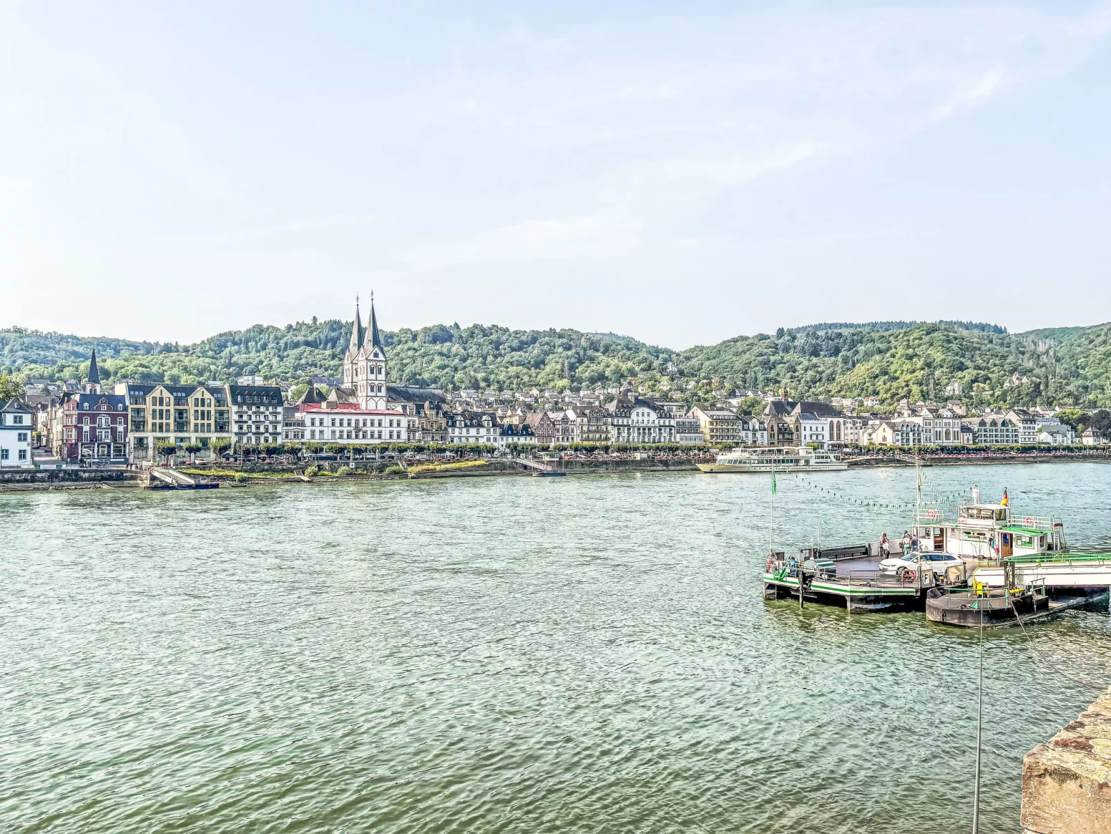 Mit Parkplatz und Terrasse-Area