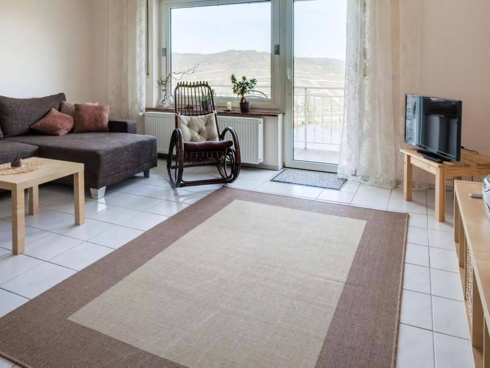 Mit Balkon und Rheinblick-Drinnen