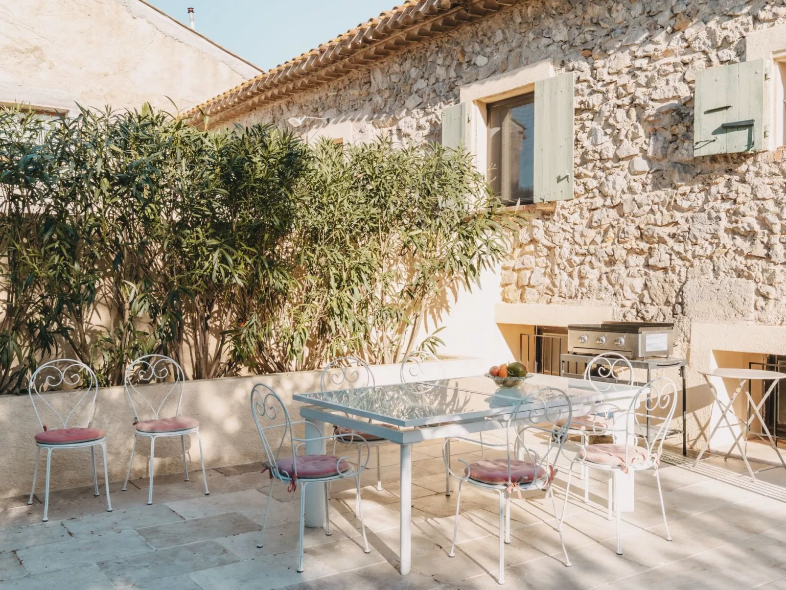 Mit Blick auf das Wasser-Draußen