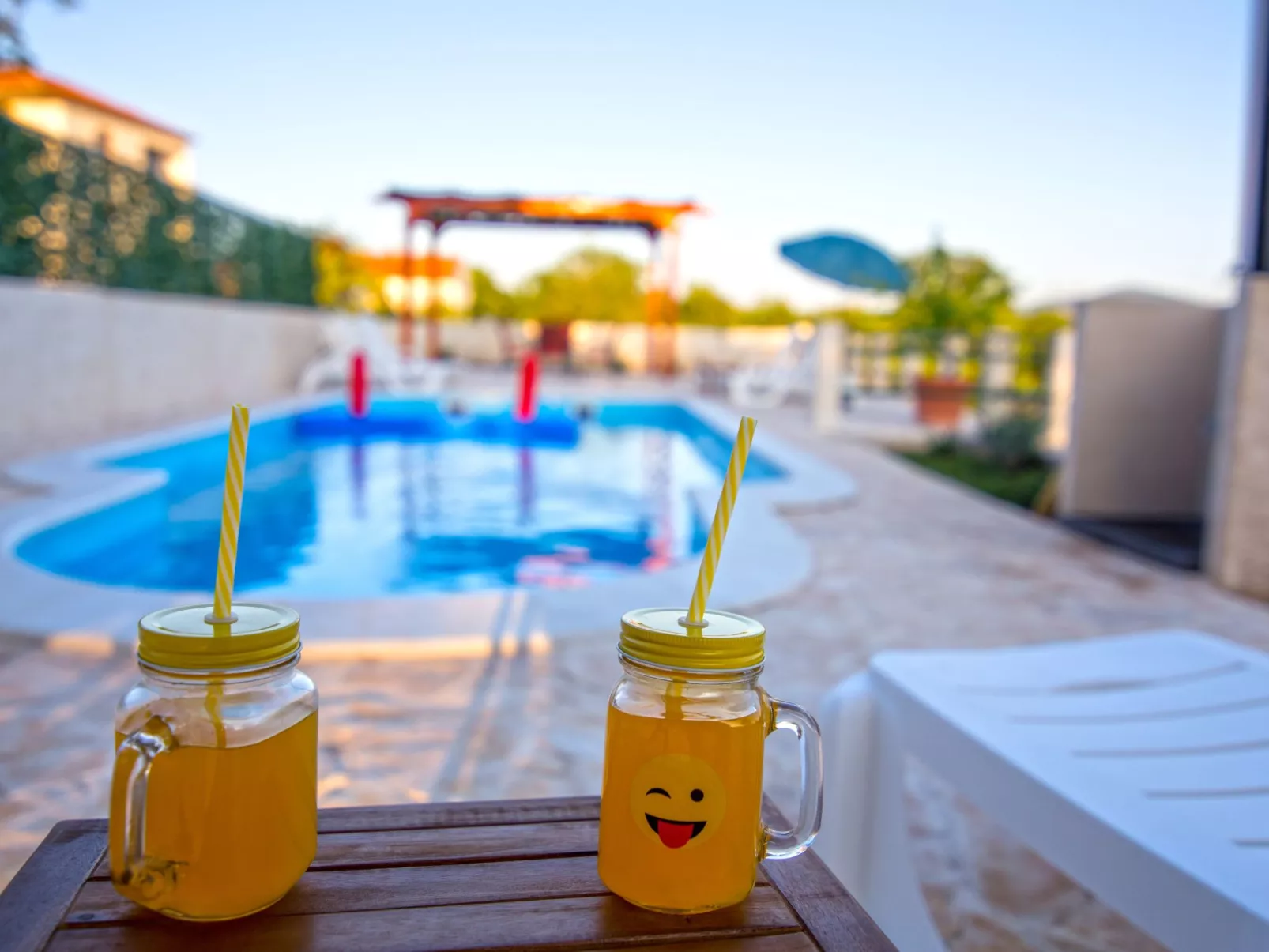 In Opanci mit beheiztem Pool, Parkplatz-Outside