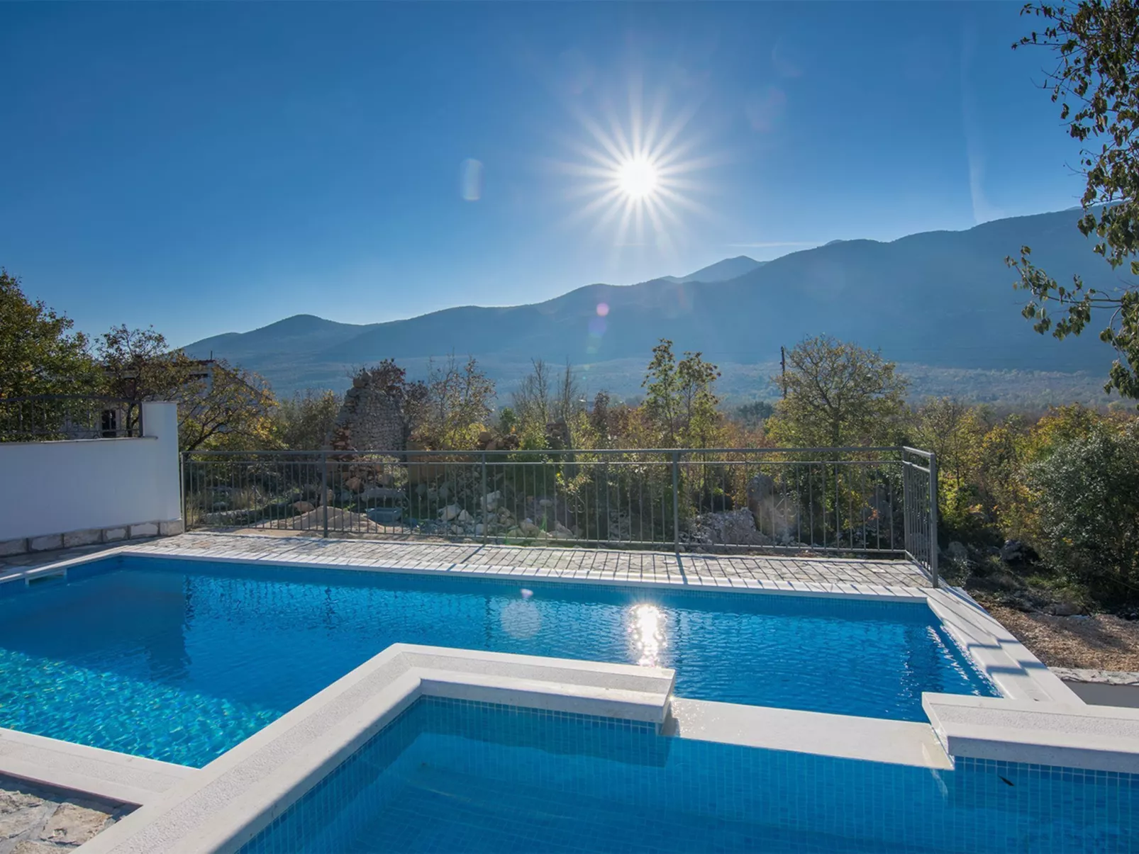 Stipanovi Dvori mit Bergblick-Outside