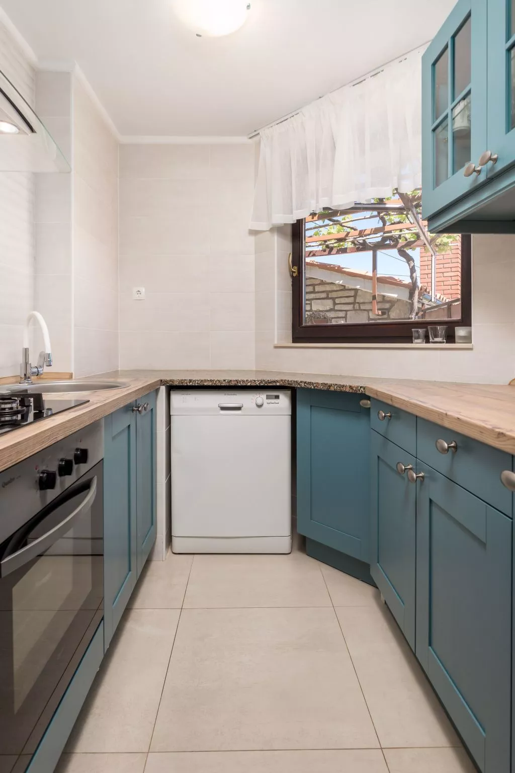 Mit großem Garten und Pool-Drinnen