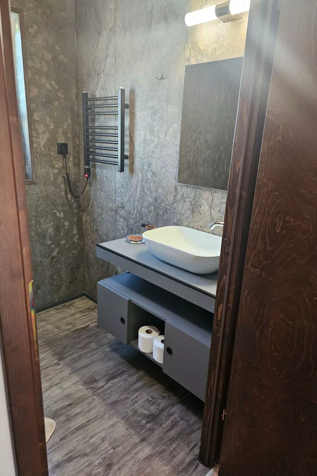 "Brown House" mit eigener Terrasse-Inside