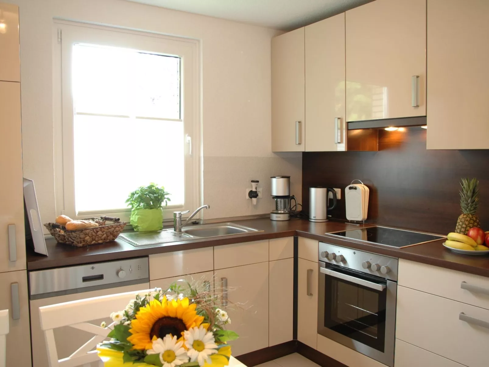 Mit Indoorpool, Garten und Partyraum-Inside