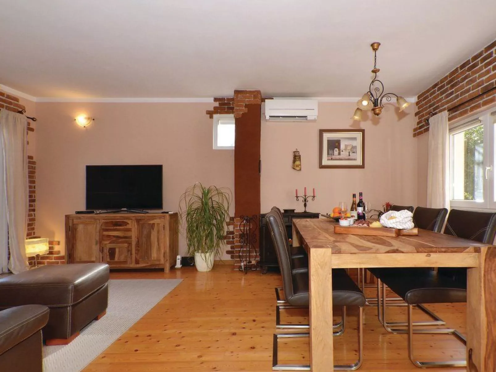 Žrnovnica, Entspannung am Flussufer-Drinnen