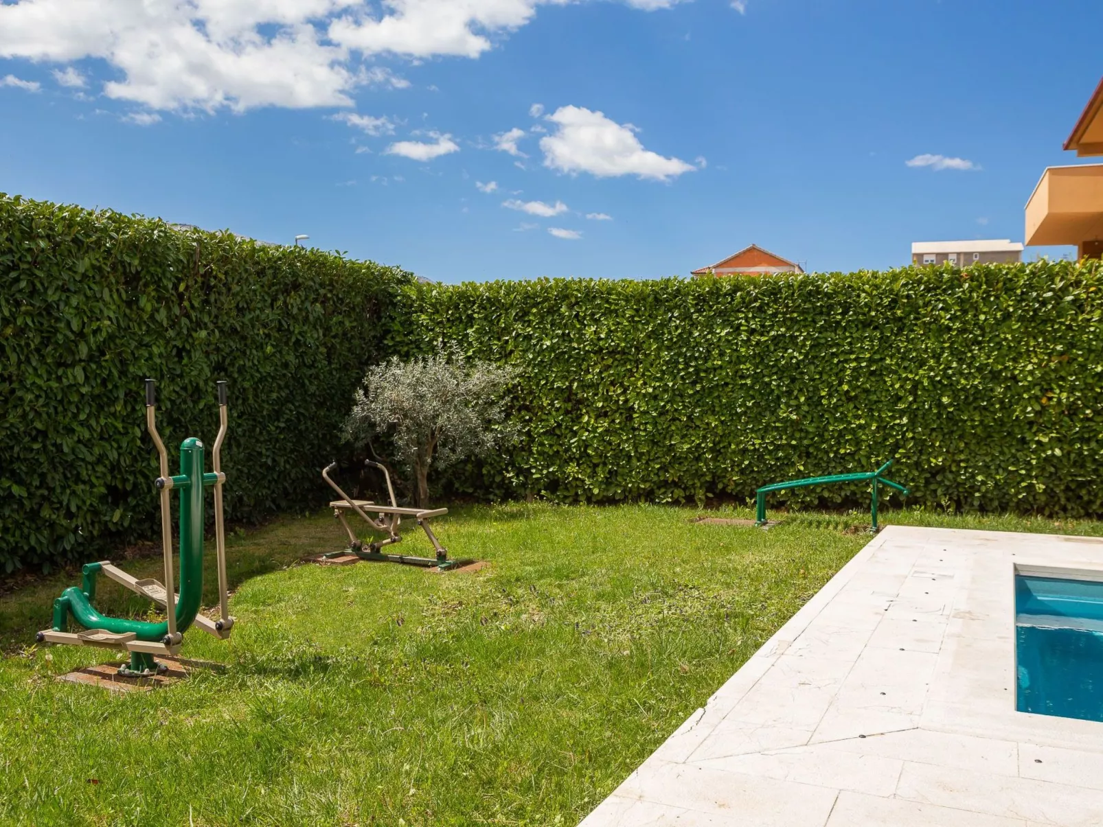 In Dugopolje mit Beheiztem Pool-Outside