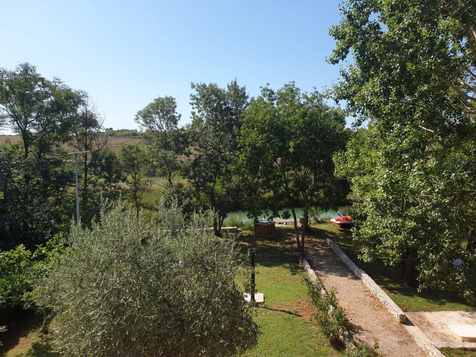 Am Fluss gelegenes Haus mit Galerieschlafplätzen