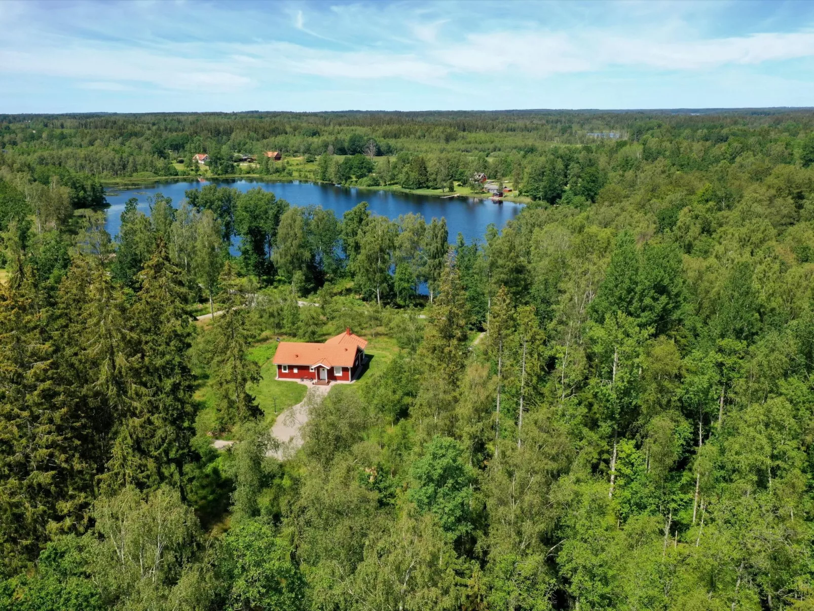 Modernes Haus mit hellem Dekor, mit Blick auf den See-Dehors
