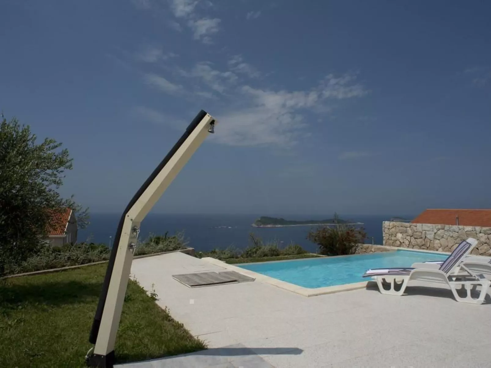 Mit Blick auf das Wasser-Draußen