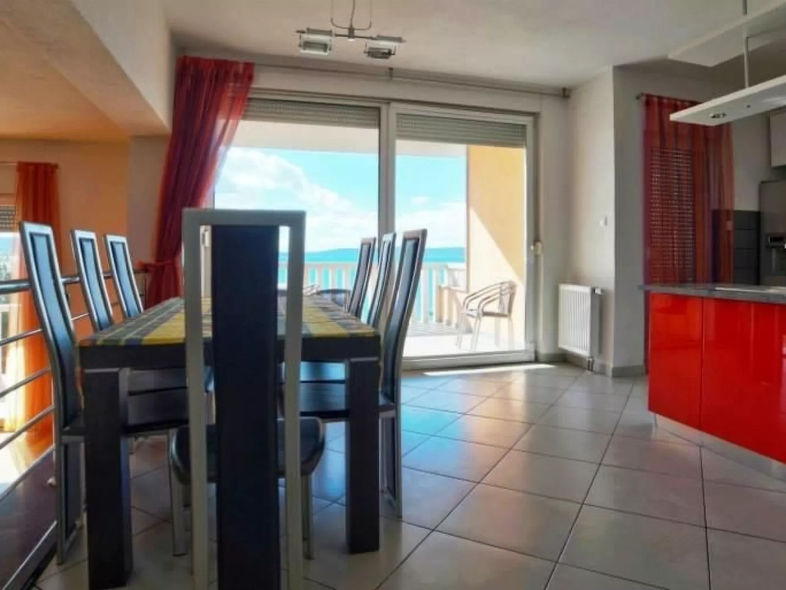 "Red" mit Blick auf das Wasser-Inside