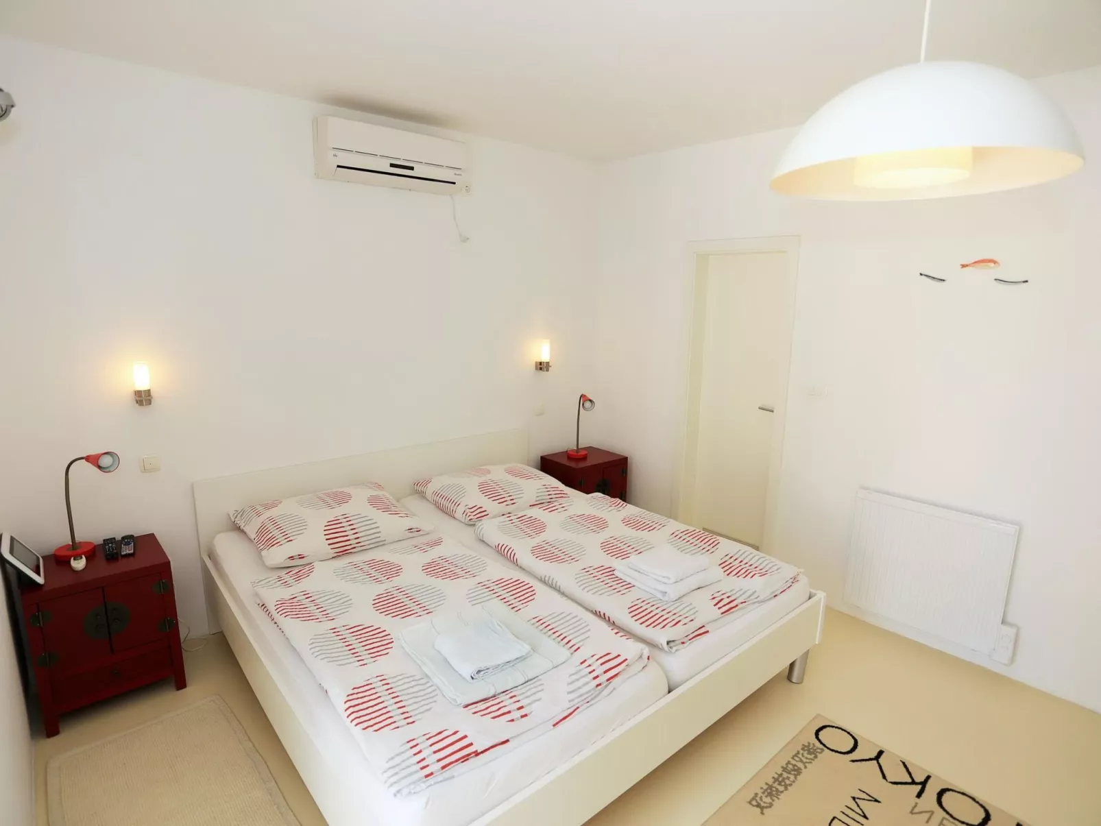 Mit Blick auf das Wasser-Drinnen