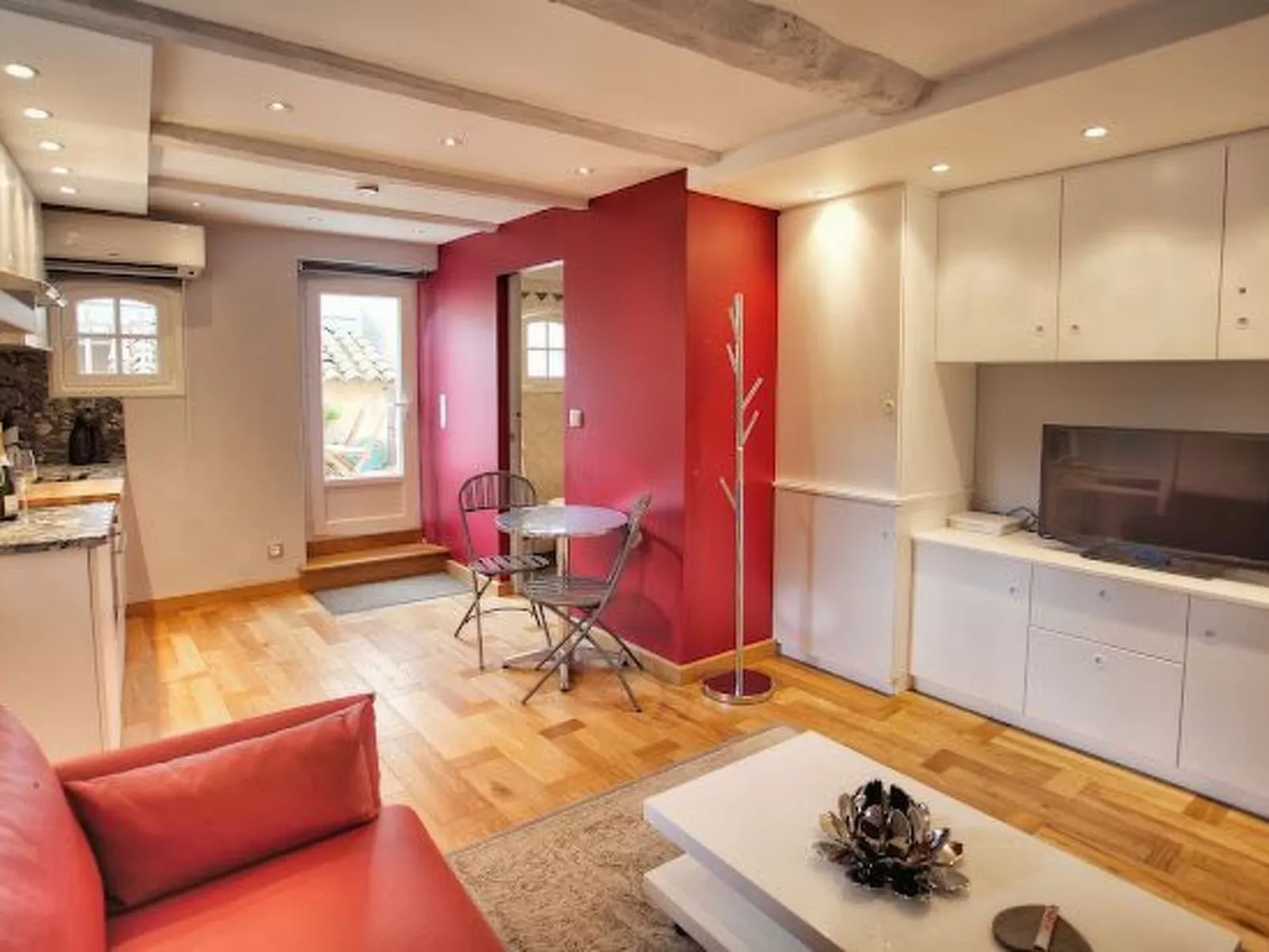 SCHÖNES STUDIO MIT GARTEN FÜR 2 IM DORF-Drinnen