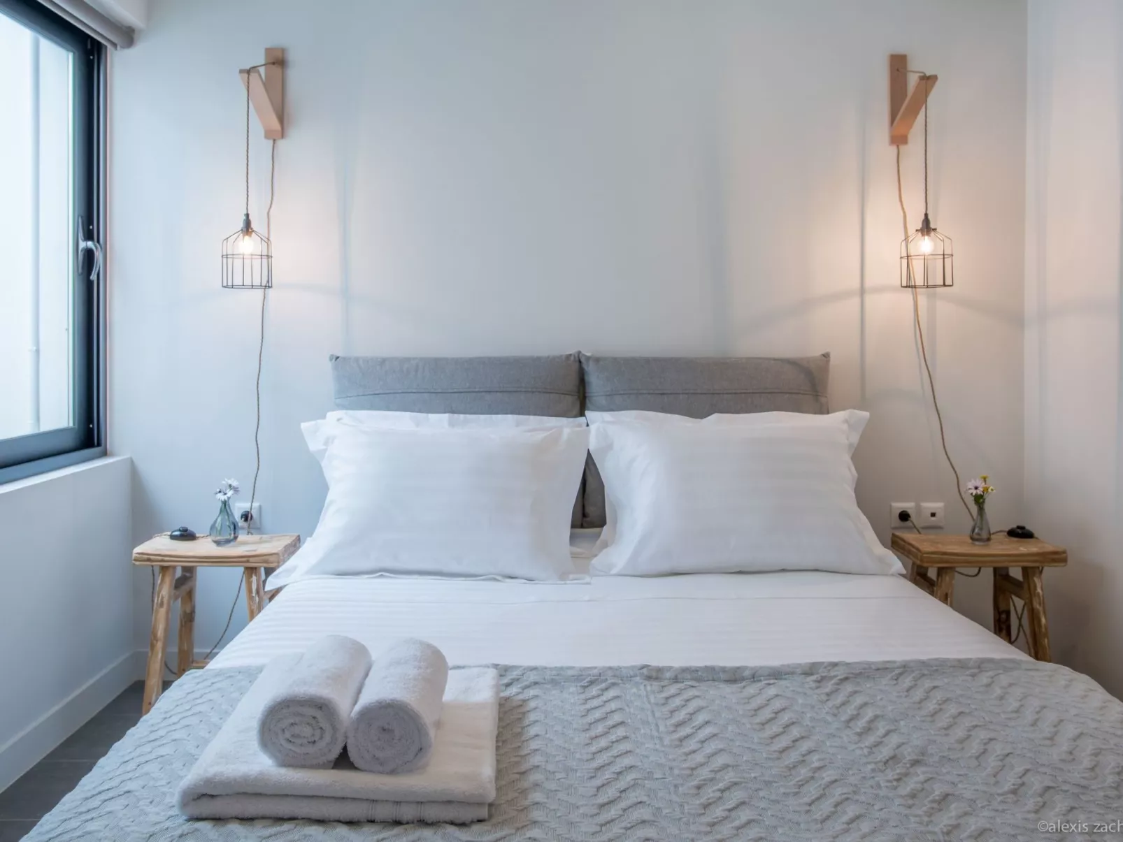 Mit Blick auf das Wasser-Dedans