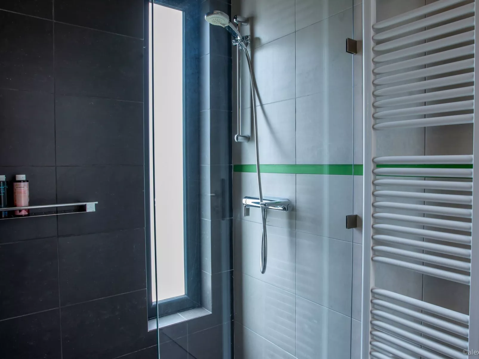 Mit Blick auf das Wasser-Dedans