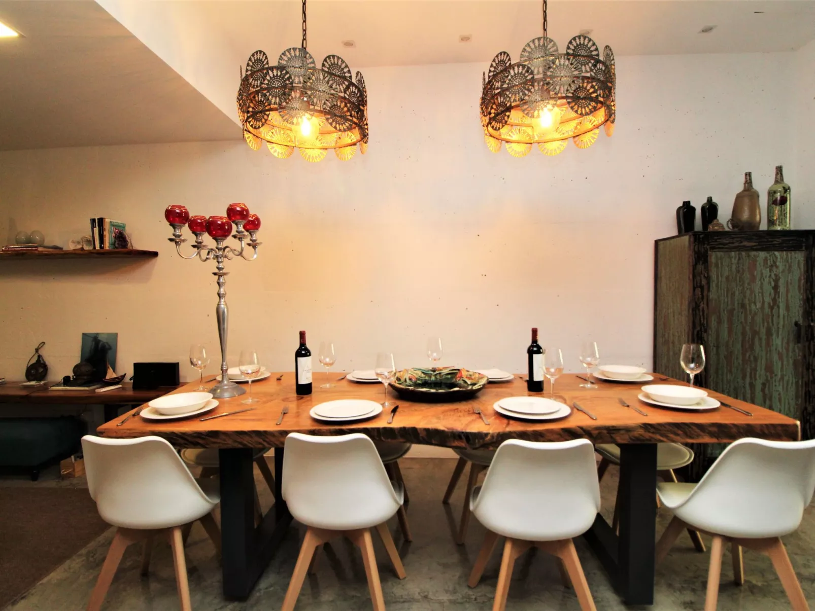 Mit Blick auf das Wasser-Dedans