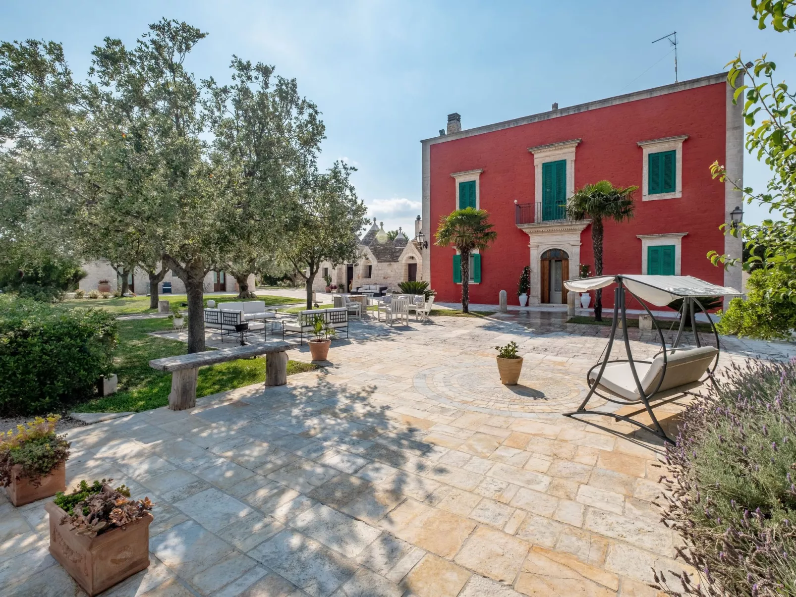 Rundes Steinhaus 'Palmento' mit Schwimmbad-Draußen