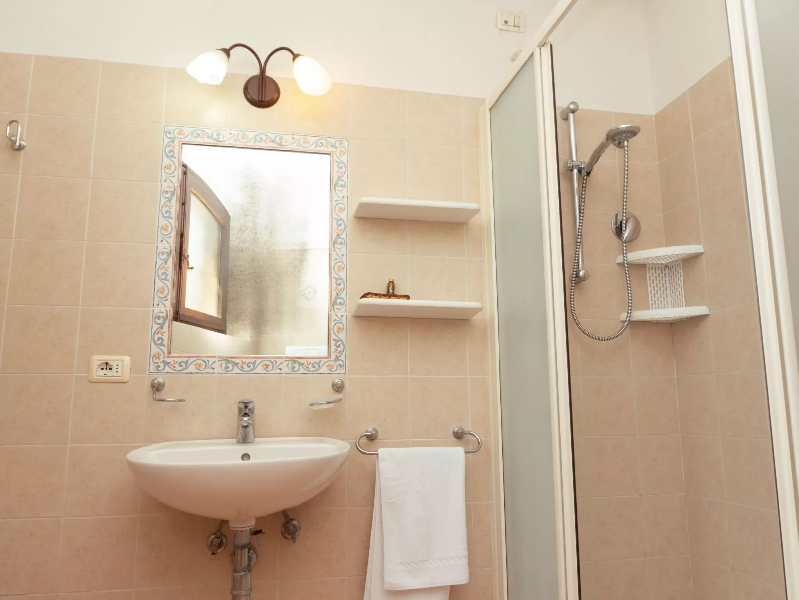 'Giovanni' mit Pool-Image-tags.info