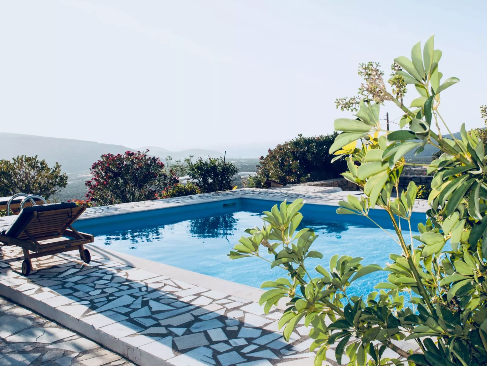 Versteckte Villa mit Pool und herrlichem Blick über die Bucht von Mirabelle und-Image-tags.info