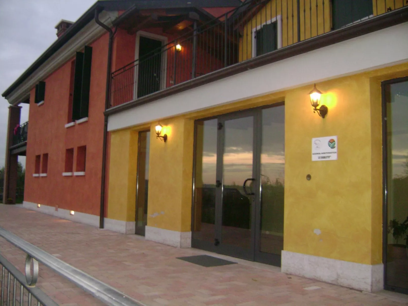 Die Wohnung befindet sich im Erdgeschoss-Draußen