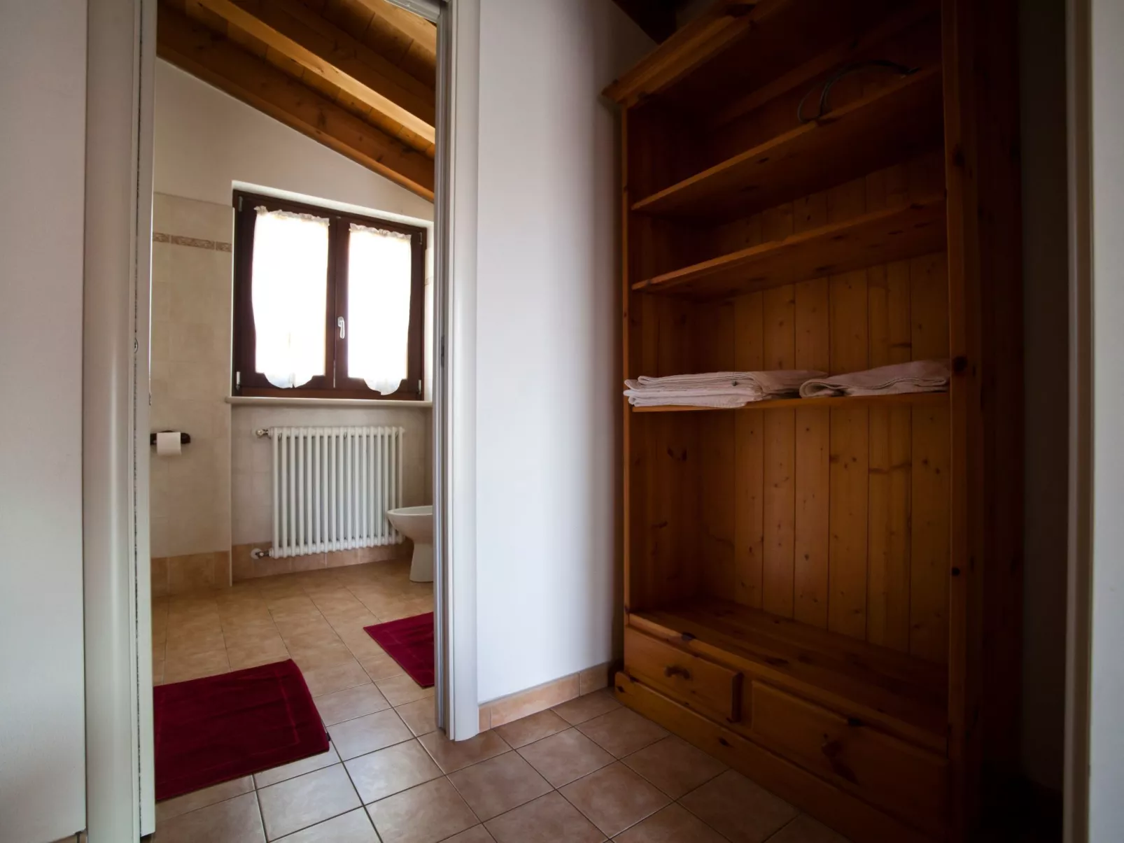 Dachgeschosswohnung mit Privatparkplatz-Drinnen