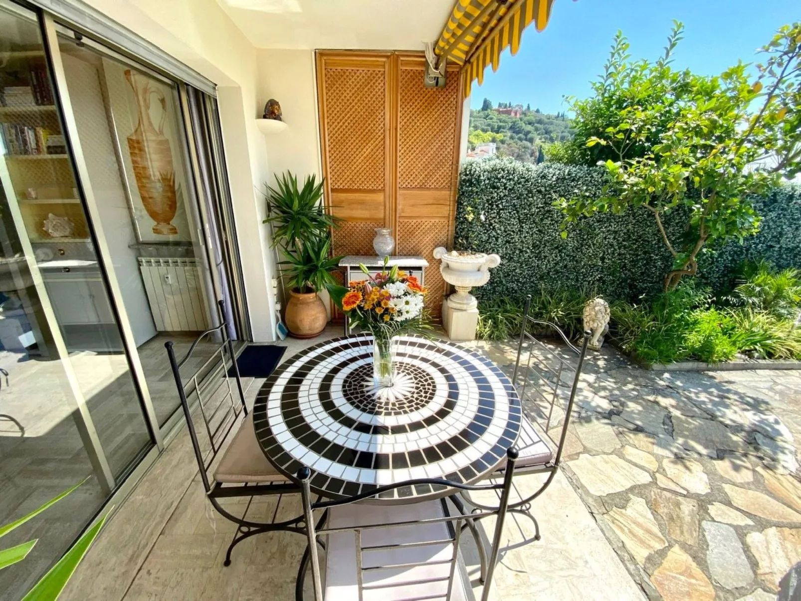 Studio mit großzügiger Terrasse und Panoramablick-Image-tags.info