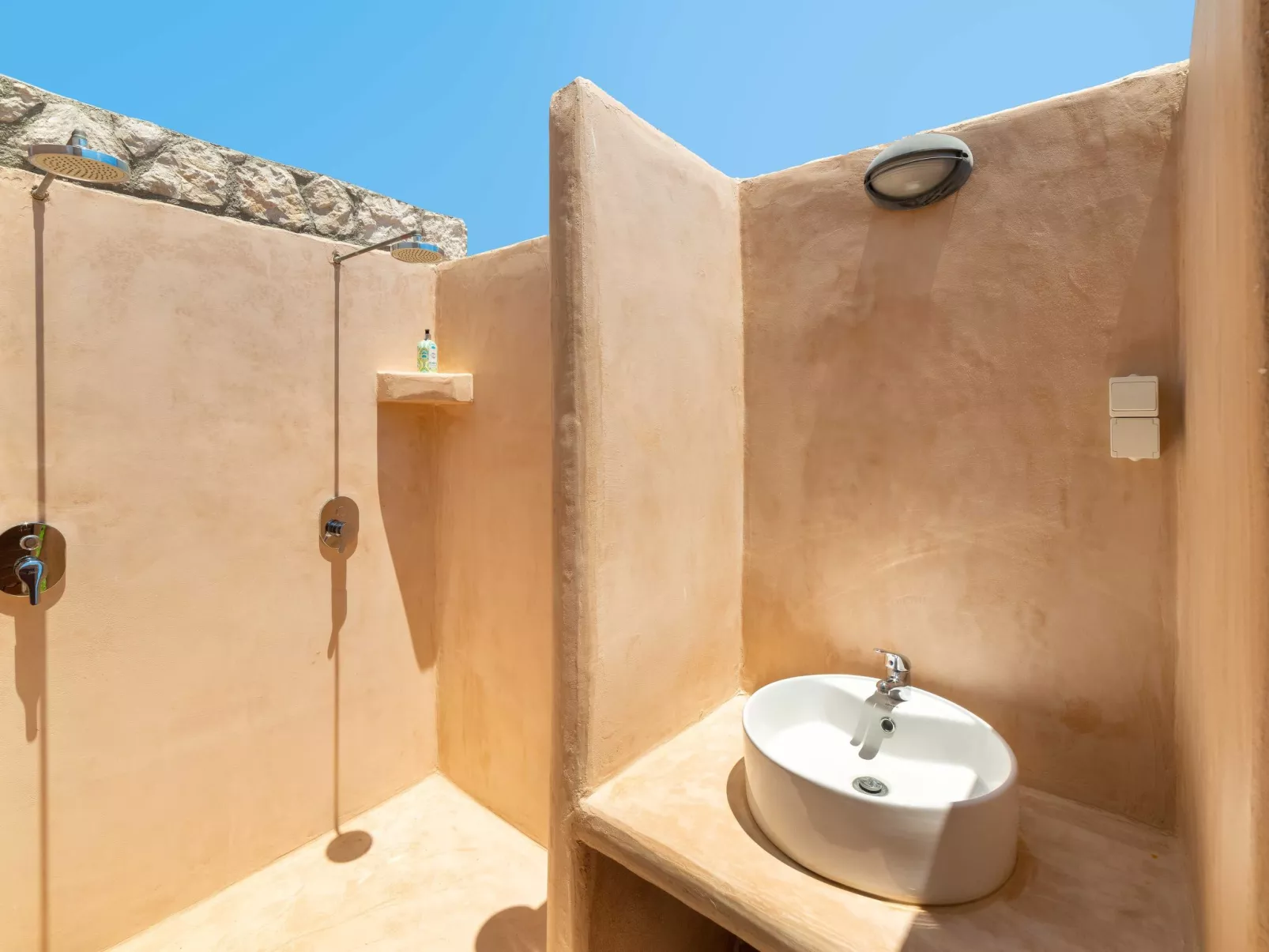 Schönes Haus in Kolympia mit privatem Parkplatz-Outside