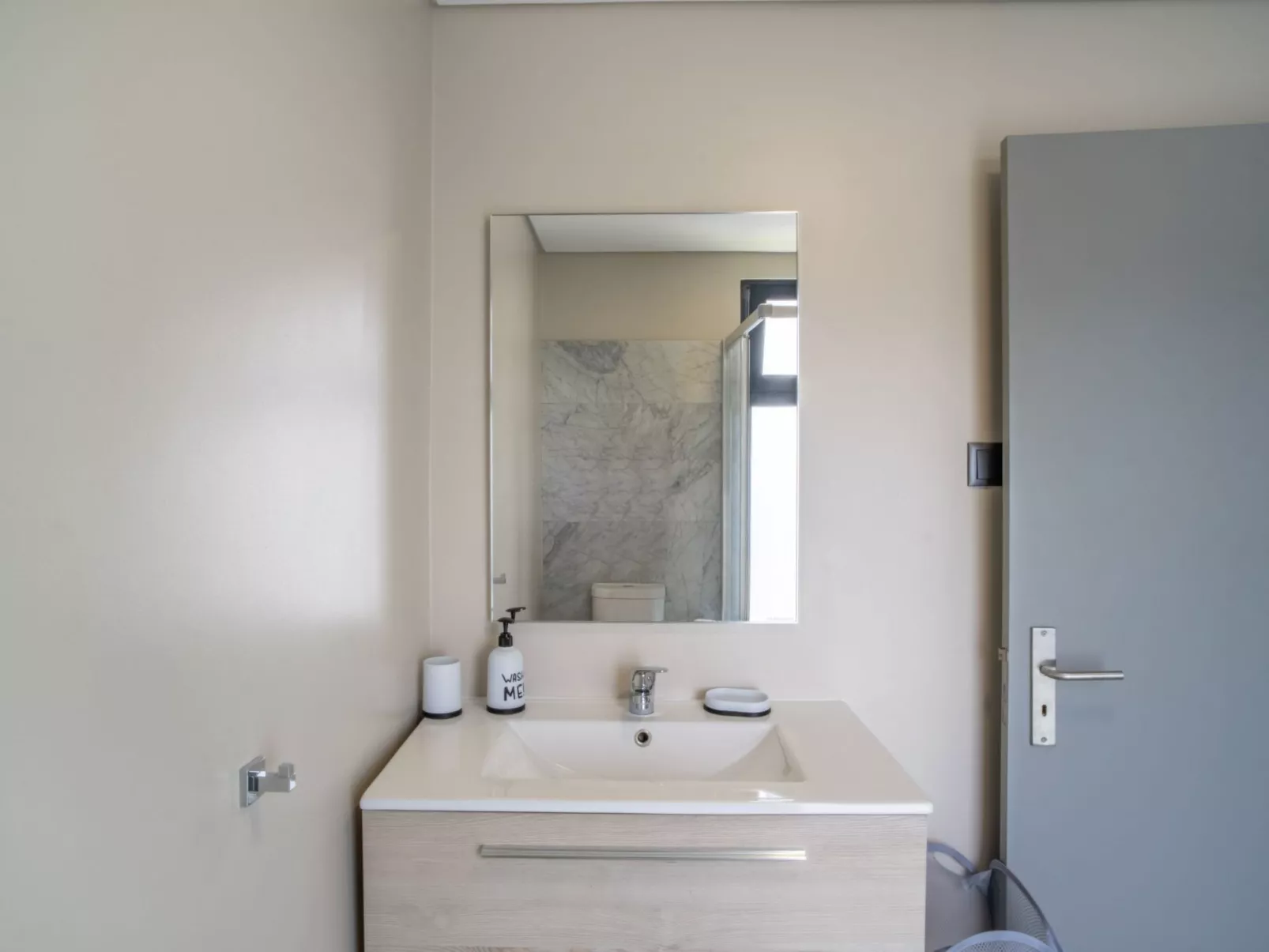 Villa mit eigenem Garten und Grill-Drinnen