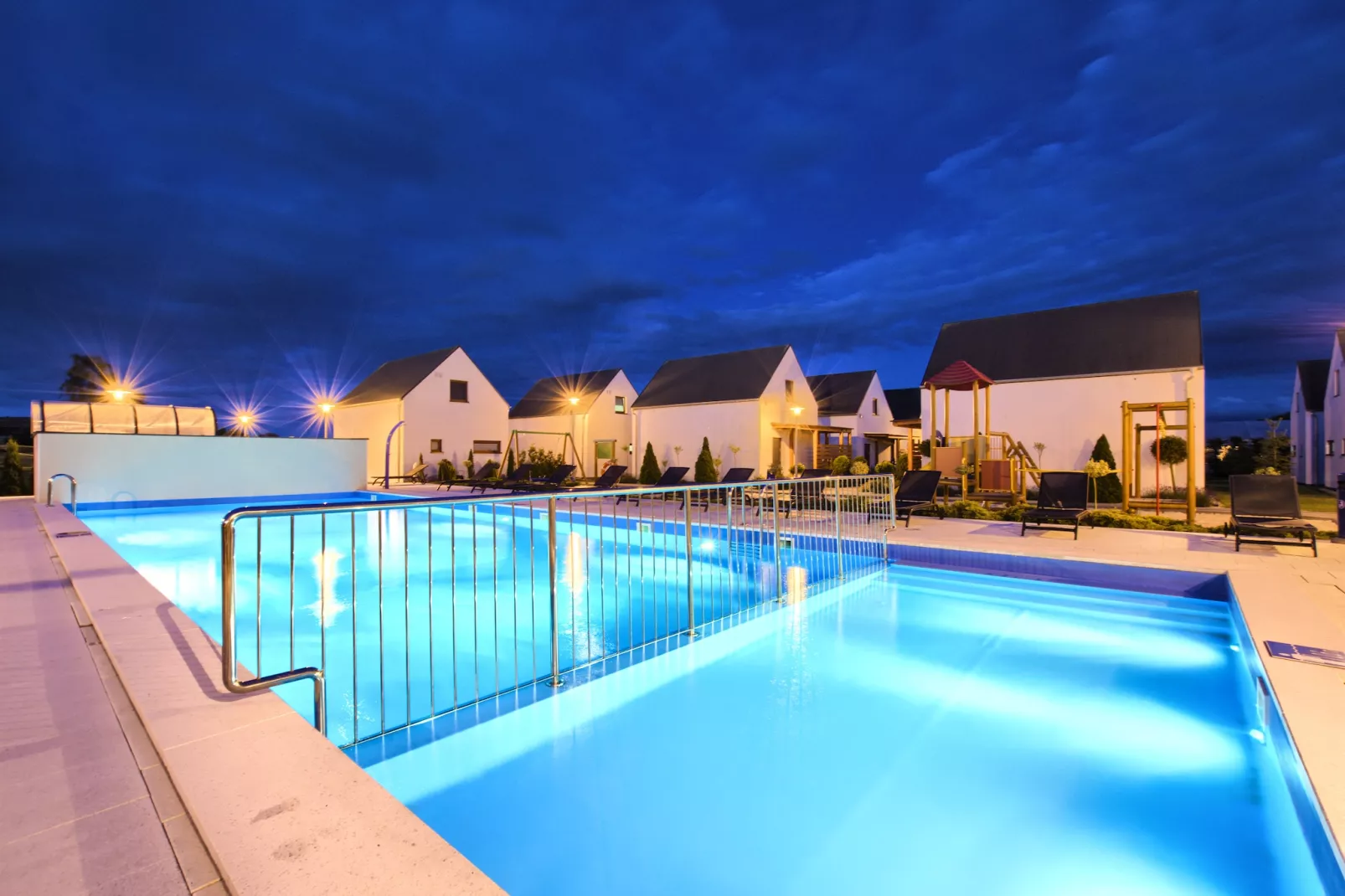 Domy z basenem Rogowo dla 7 osób-Schwimmbad