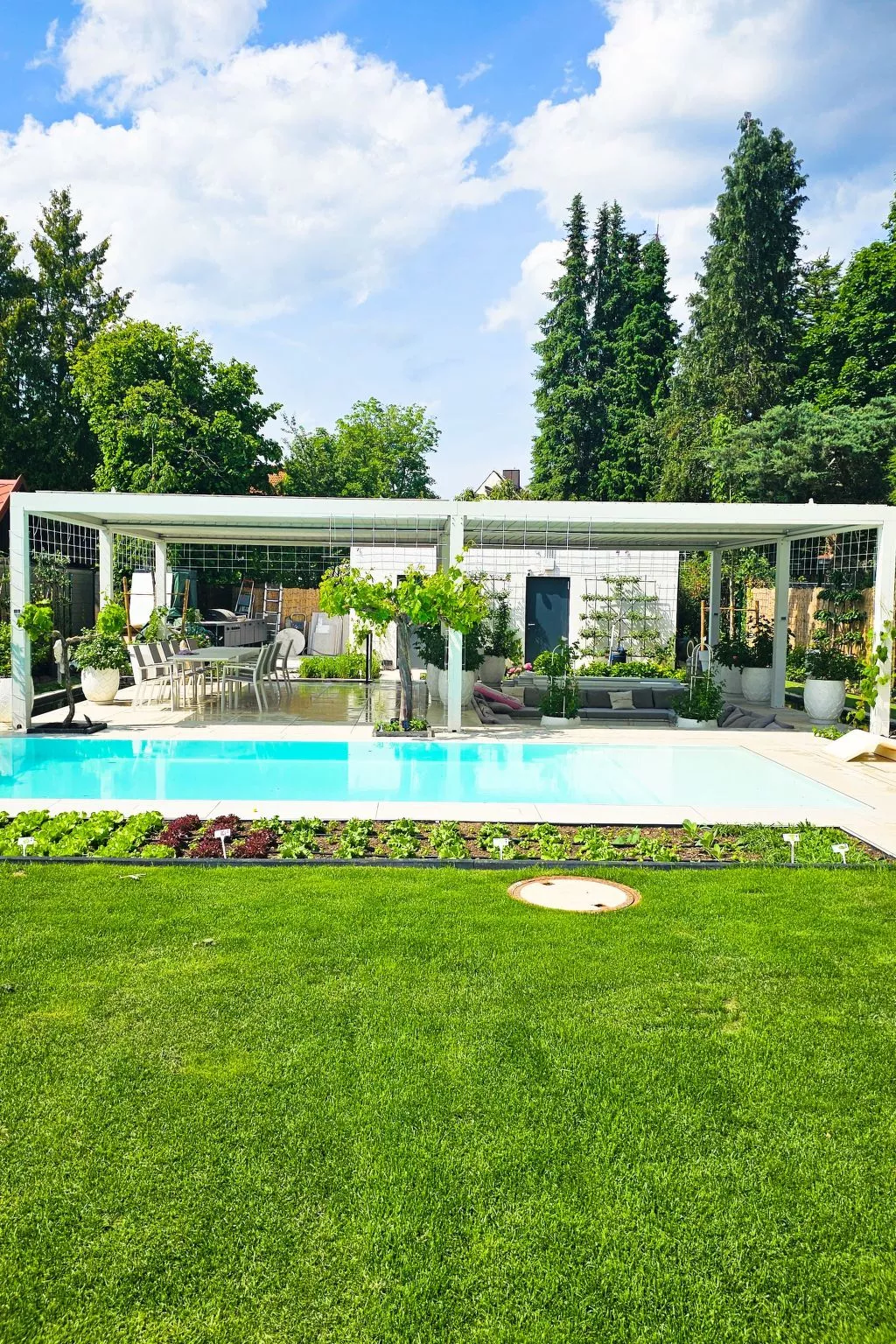 Luxurious large Home, Pool , Garden , Koi Pond